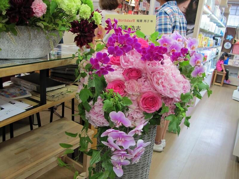 14年6月イナバ化粧品店内は賑やかです 津山瓦版