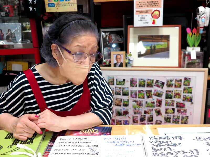 7月のイナバ化粧品店内 - 津山瓦版