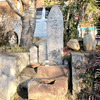 河面 旧街道の要衝を示す萬屋(茶店)と道標