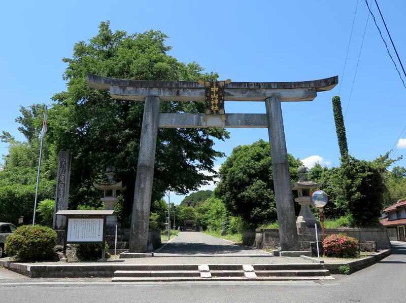 中山神社の鳥居 - 津山瓦版