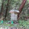村境の道標と灯籠型の六体地蔵(福井)