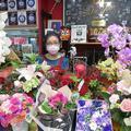 浩志さんの誕生日祝いの花束に囲まれたママ。