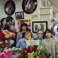母の日、ファンと花束に囲まれて!