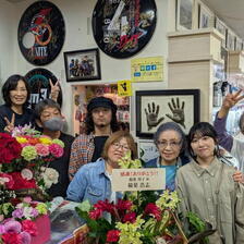 母の日、ファンと花束に囲まれて！