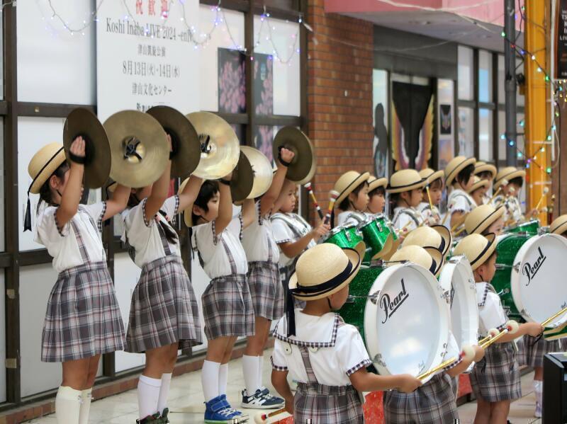 作陽保育園児の演奏で賑やかになった元魚町商店街