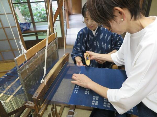 作州絣でつくる藍染くるみボタン体験