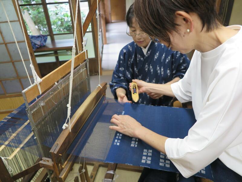 作州絣でつくる藍染くるみボタン体験