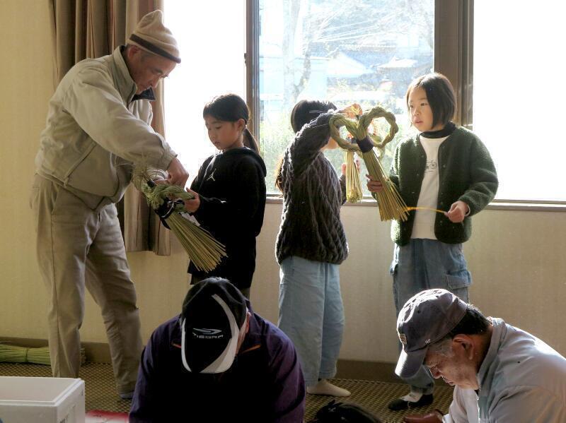 大井東ふれあい学習館で、お飾り作りと餅つき