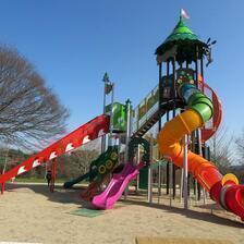 グリーンヒルズ津山に新たに整備された大型複合遊具