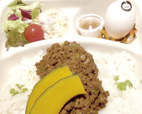 ③ドライキーマカレーとろ～り温玉付