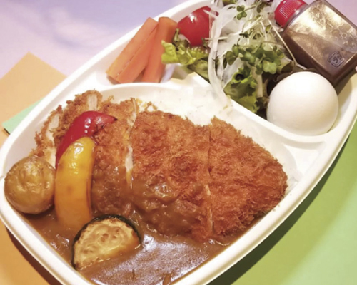 ④王国チキンカツカレー温玉のせ